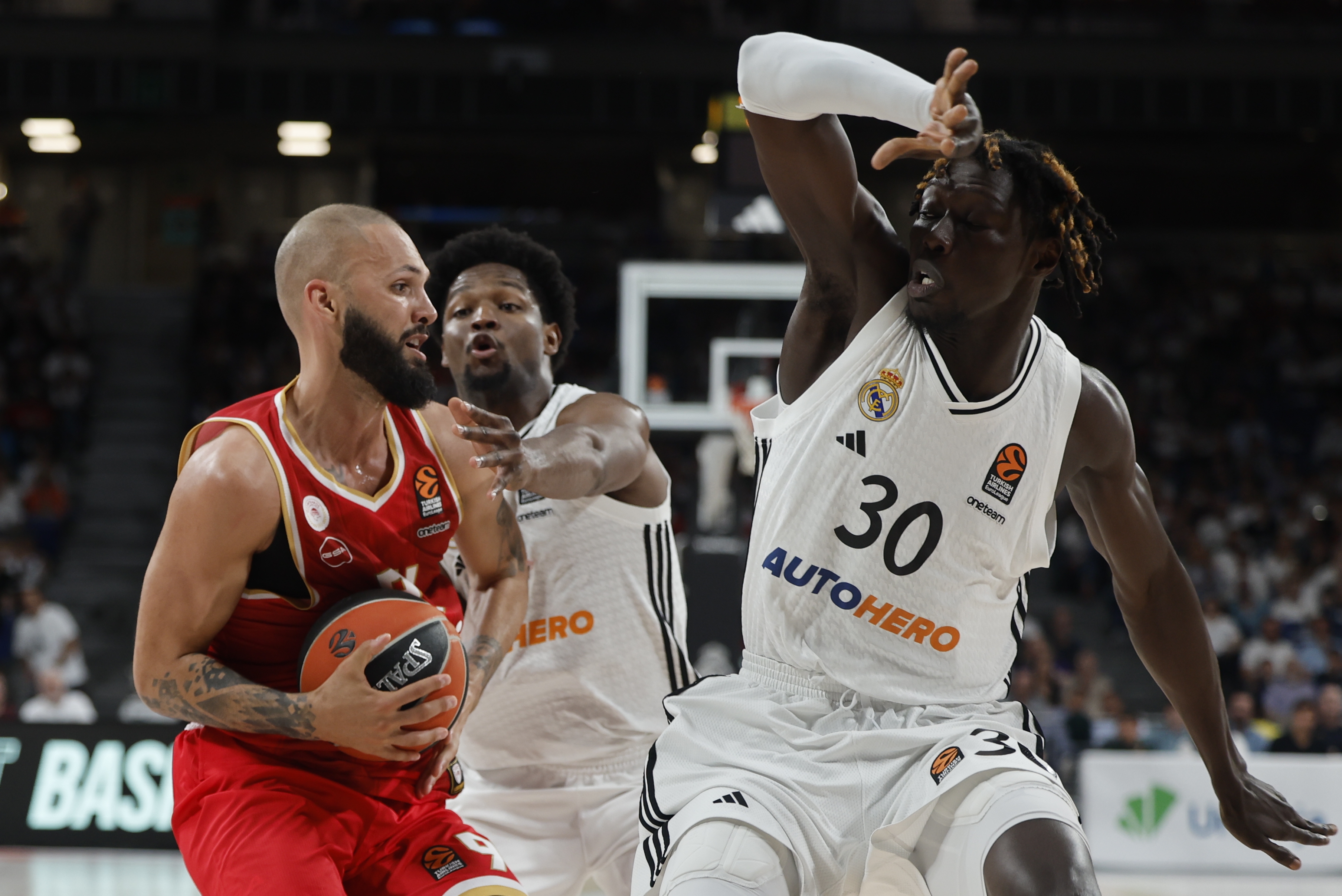 Evan Furnije i Eli Endiaje u duelu na meču Olimpijakosa i Reala