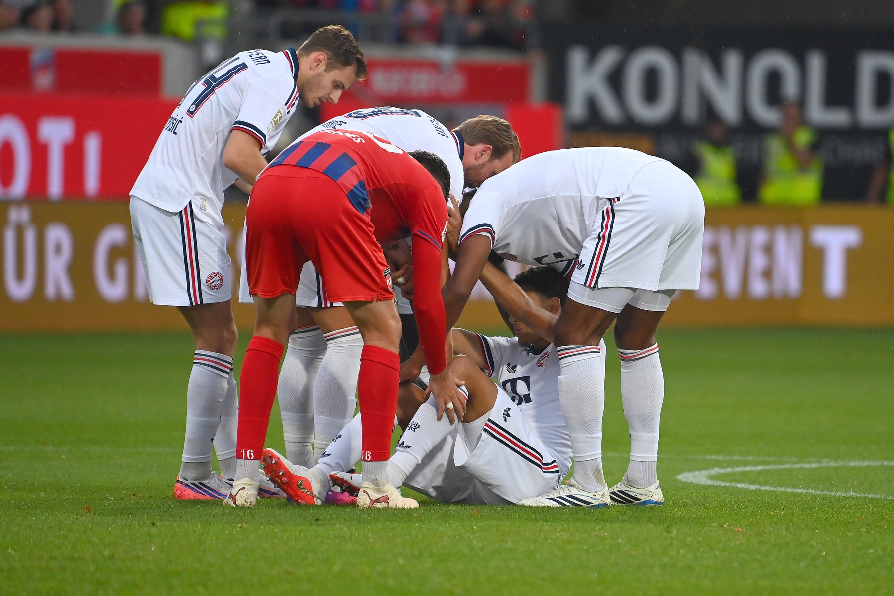 Jamal MUSIALA Bayern Muenchen bricht erneut zusammen,wird ohnmaechtig