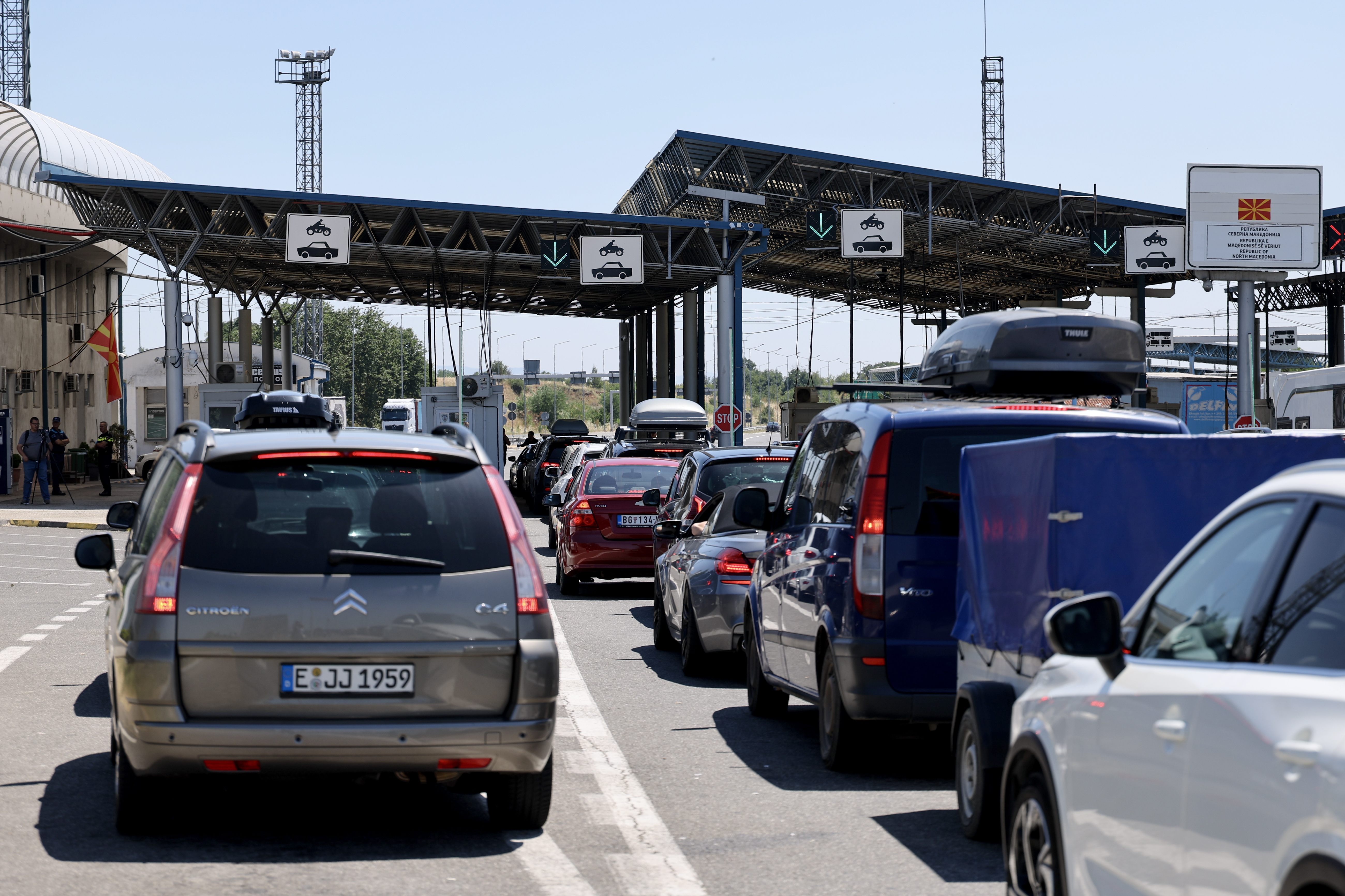 epa12215533 Vehicles wait to cross the border crossing Tabanovce near Kumanovo, Republic of North Macedonia, 04 July 2025. North Macedonia and Serbia have launched the One Stop System for joint integrated control at the border.  EPA/GEORGI LICOVSKI