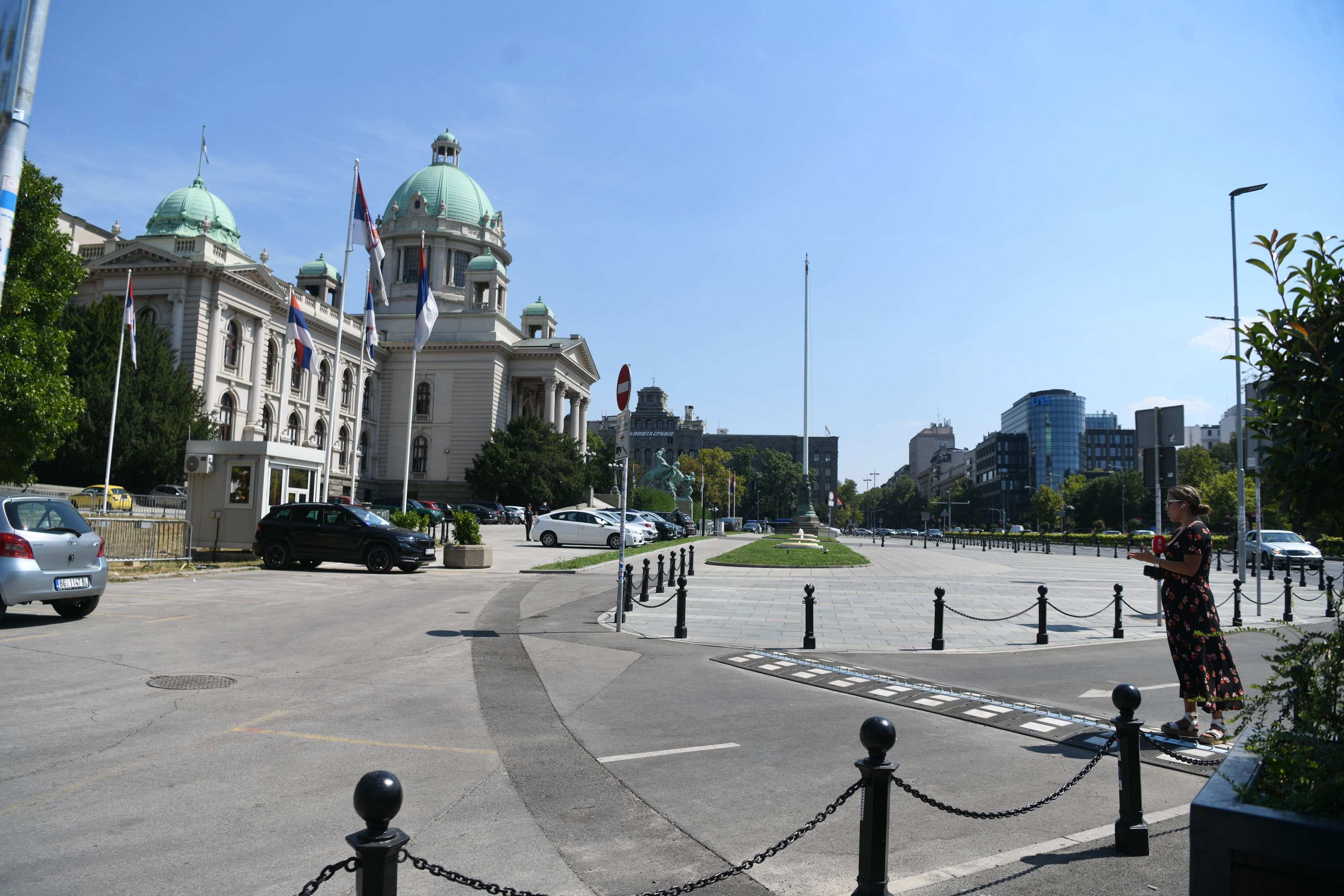 Beograd 20. avgust 2026. Siljci ispred Skupštine Srbije, lezeži policajac, šiljci na parkingu Foto Filip Krainčanić Nova.rs
