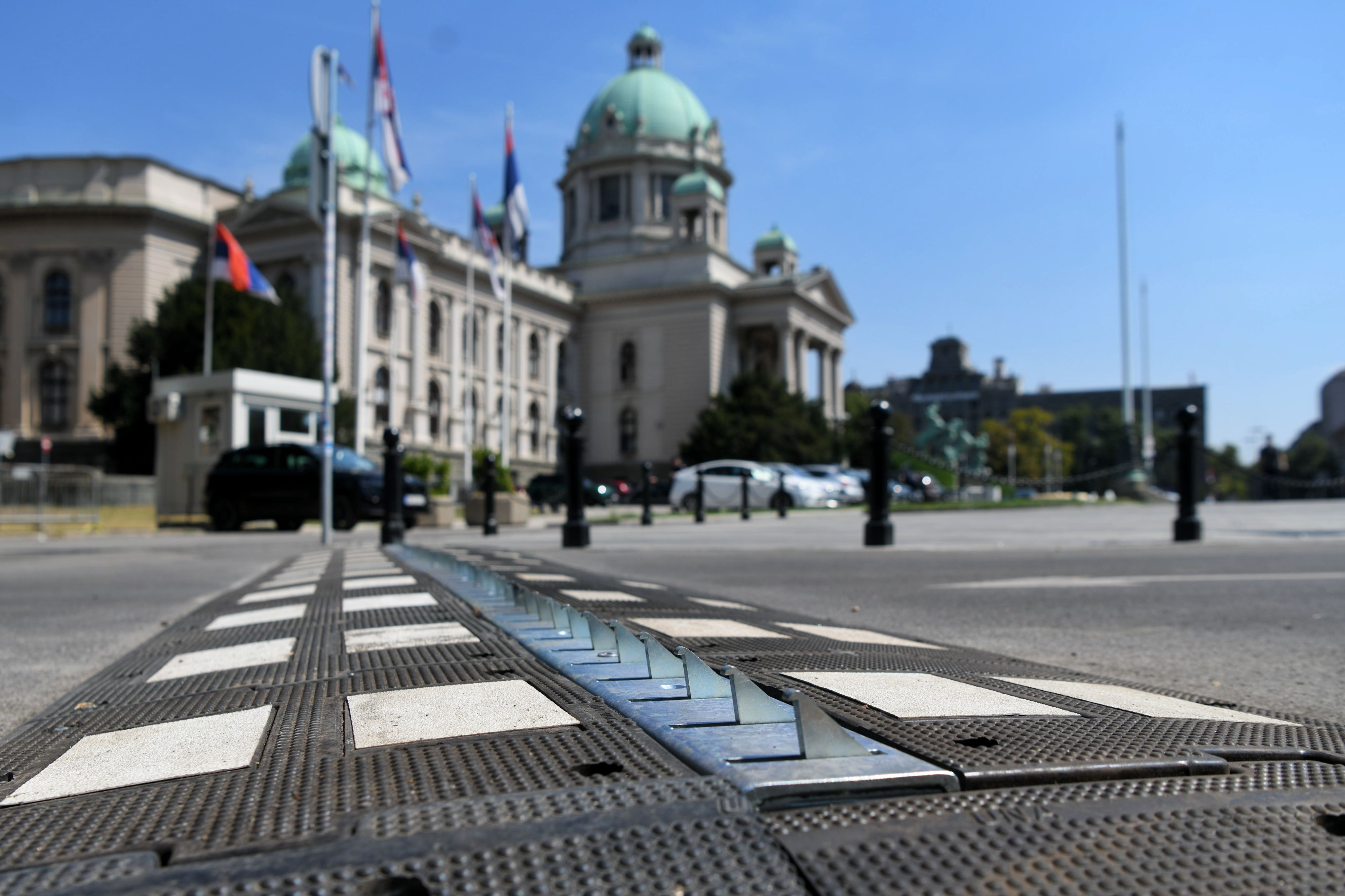 Beograd 20. avgust 2026. Siljci ispred Skupštine Srbije, lezeži policajac, šiljci na parkingu Foto Filip Krainčanić Nova.rs