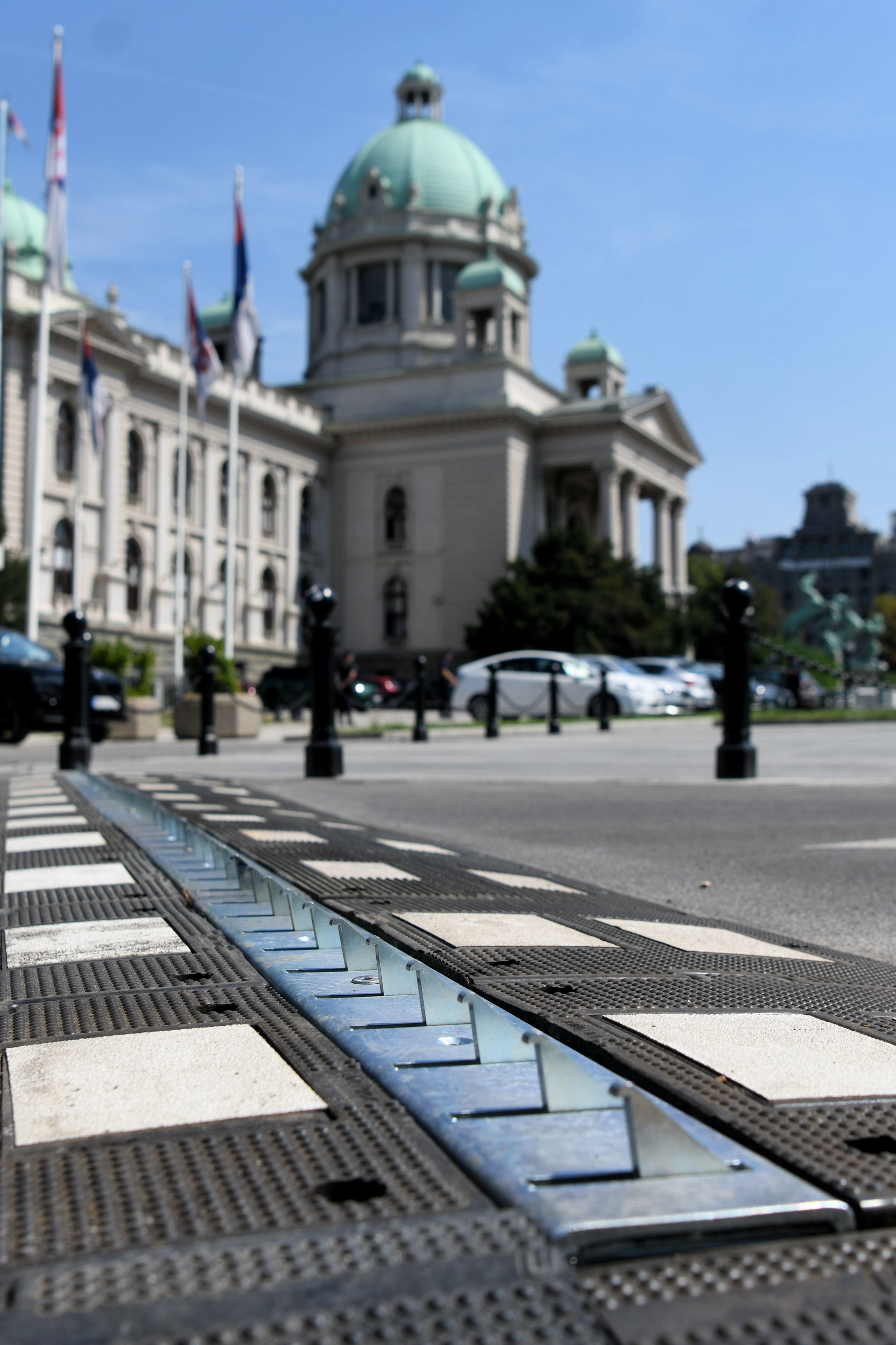 Beograd 20. avgust 2026. Siljci ispred Skupštine Srbije, lezeži policajac, šiljci na parkingu Foto Filip Krainčanić Nova.rs