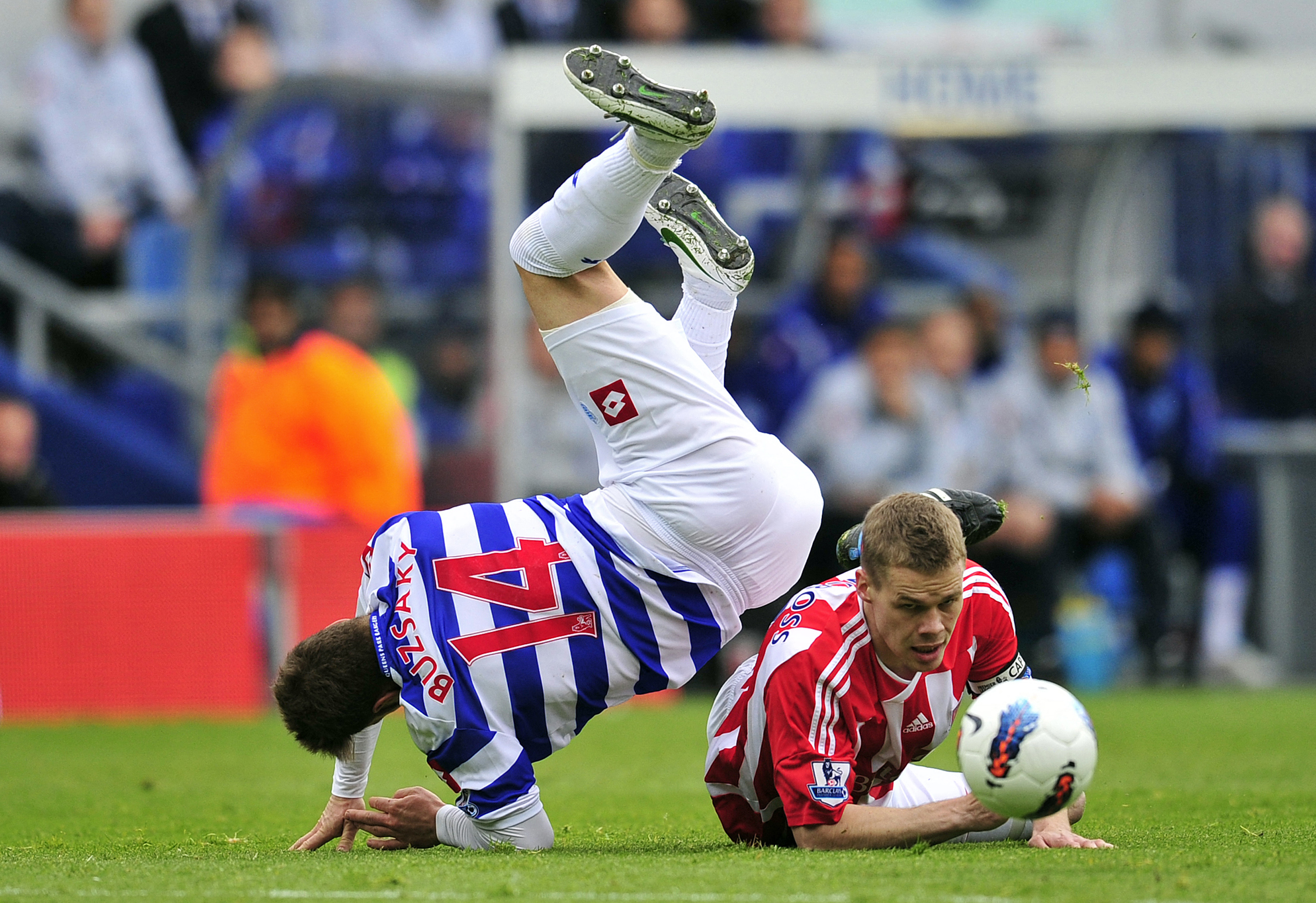 Stoke City's English Defender Ryan Shawcross (R) vies with Queens Park Rangers