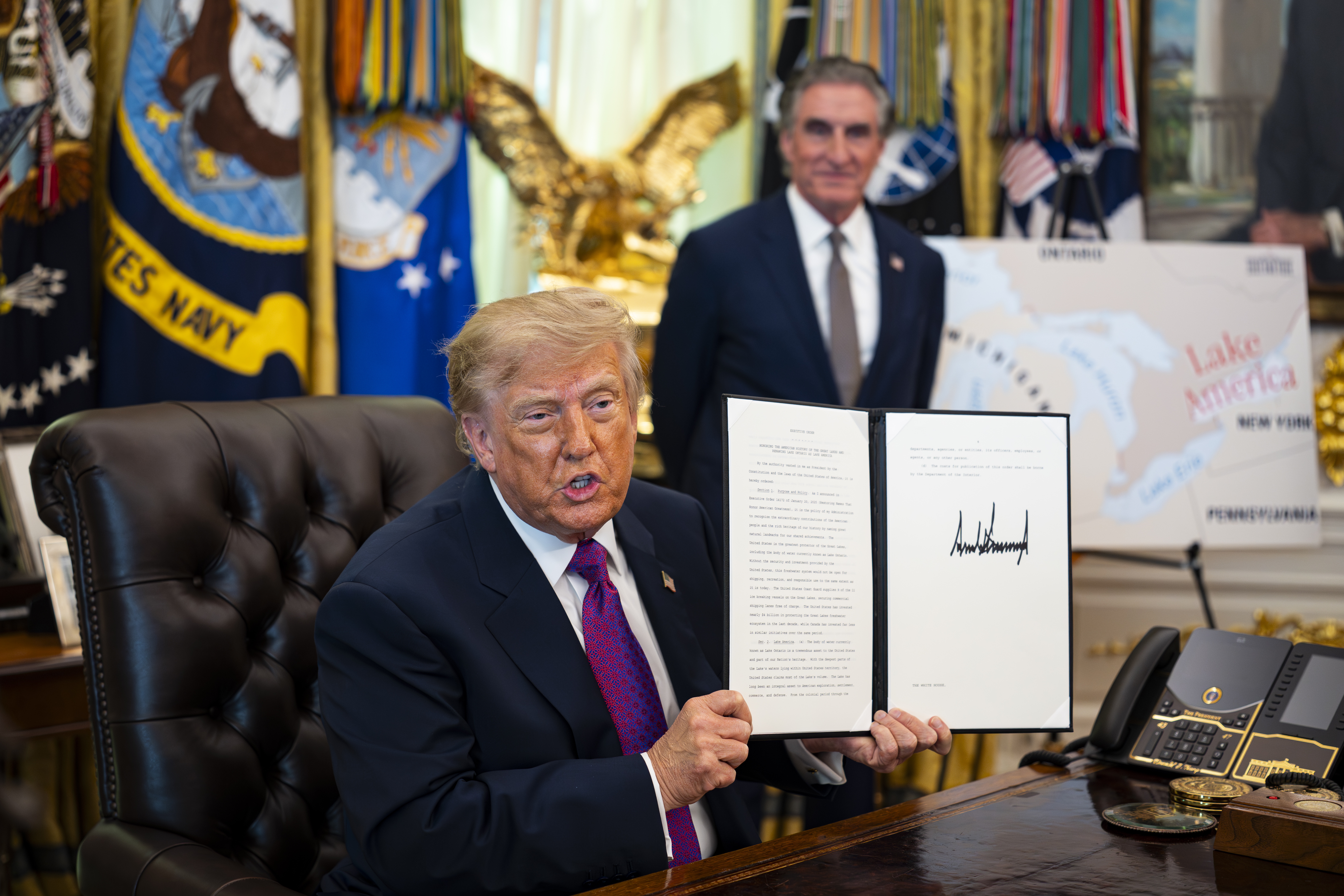 Donald Tramp potpisao odluku o preimenovanju jezera Ontario u jezero Amerika  14243659.jpg
