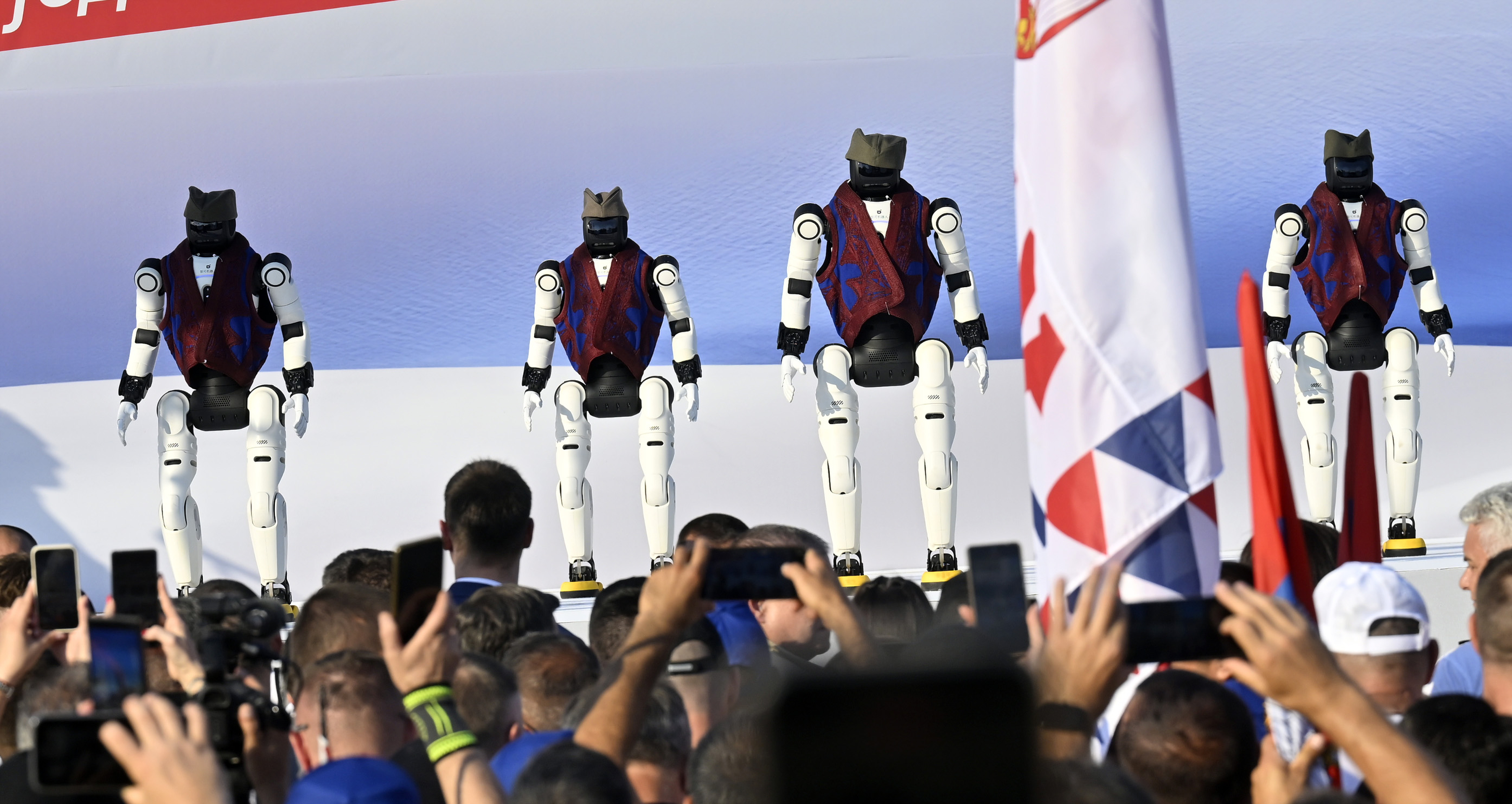 aleksandar vučić roboti  (2).JPG