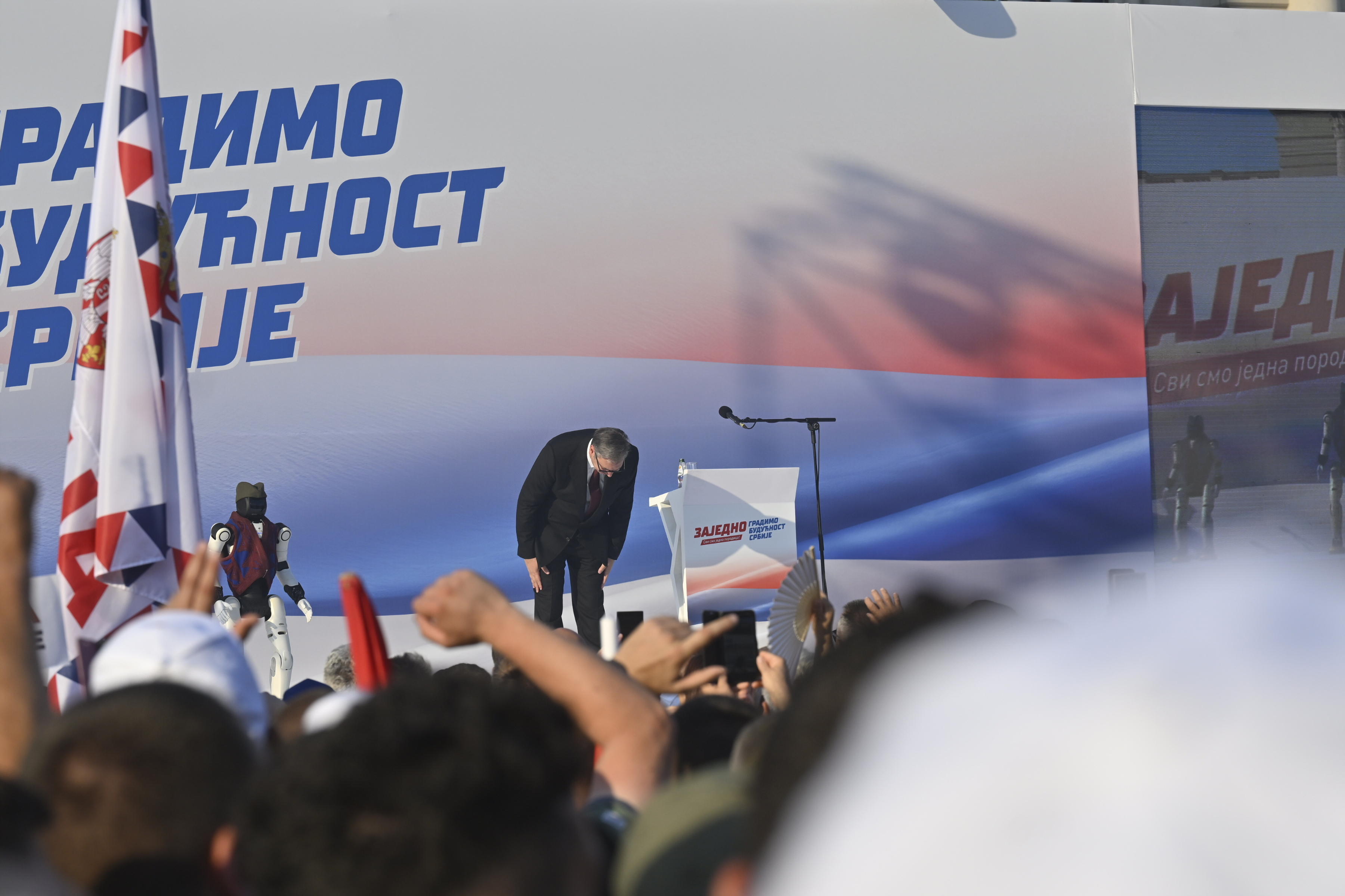 aleksandar vučić roboti  (1).JPG