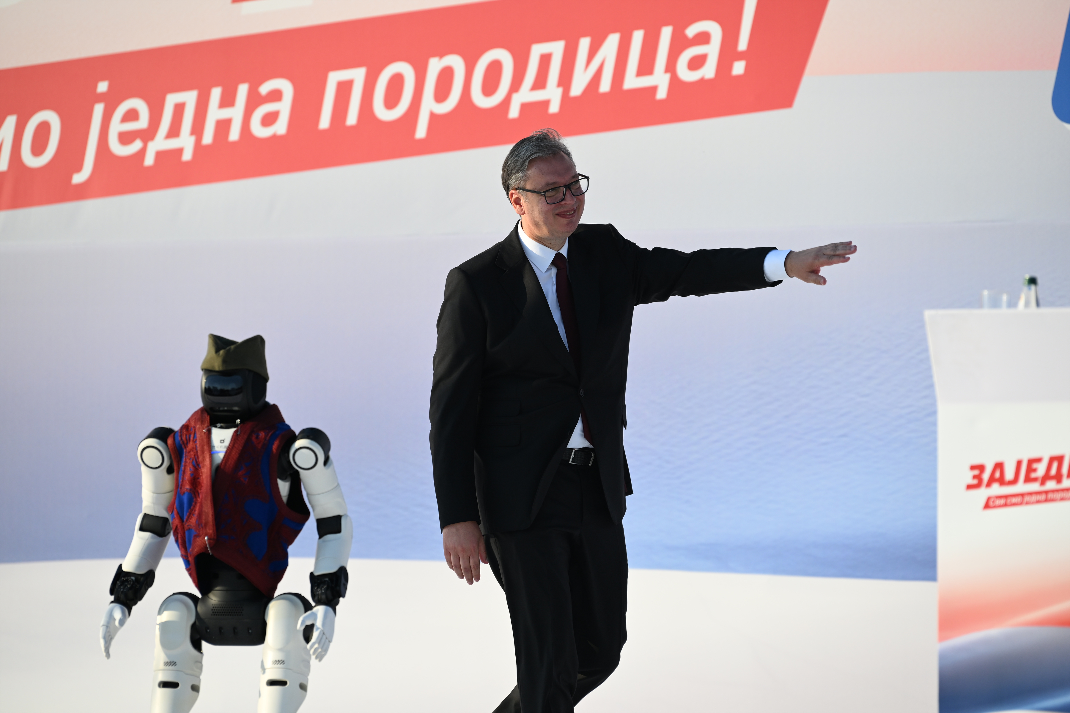 aleksandar vučić roboti  (6).JPG