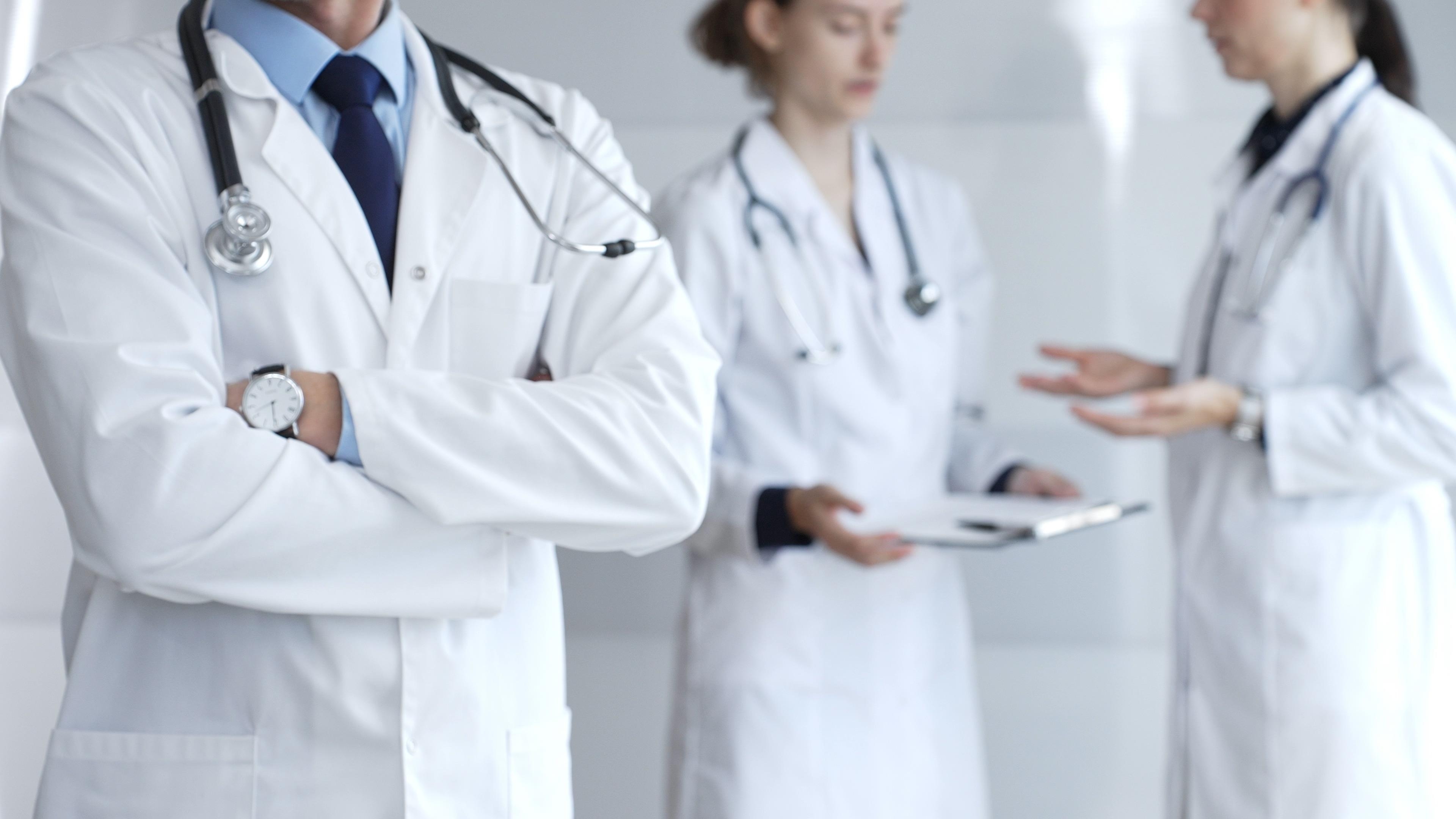 lekar doktor mantil stetoskop shutterstock_2691539629.jpg