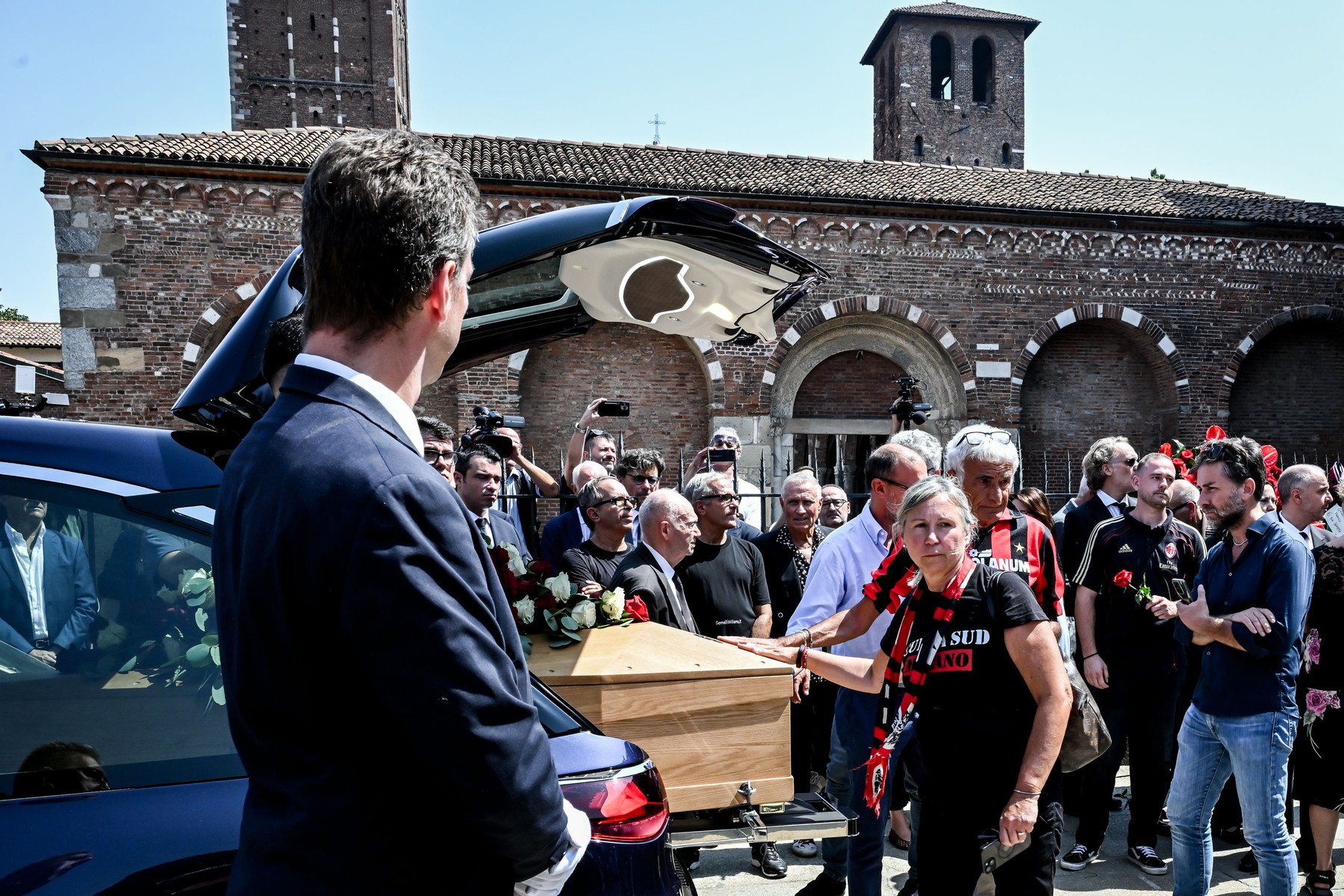 Franco Baresi's funeral at the Basilica of Sant'Ambrogio, the city gathers to p