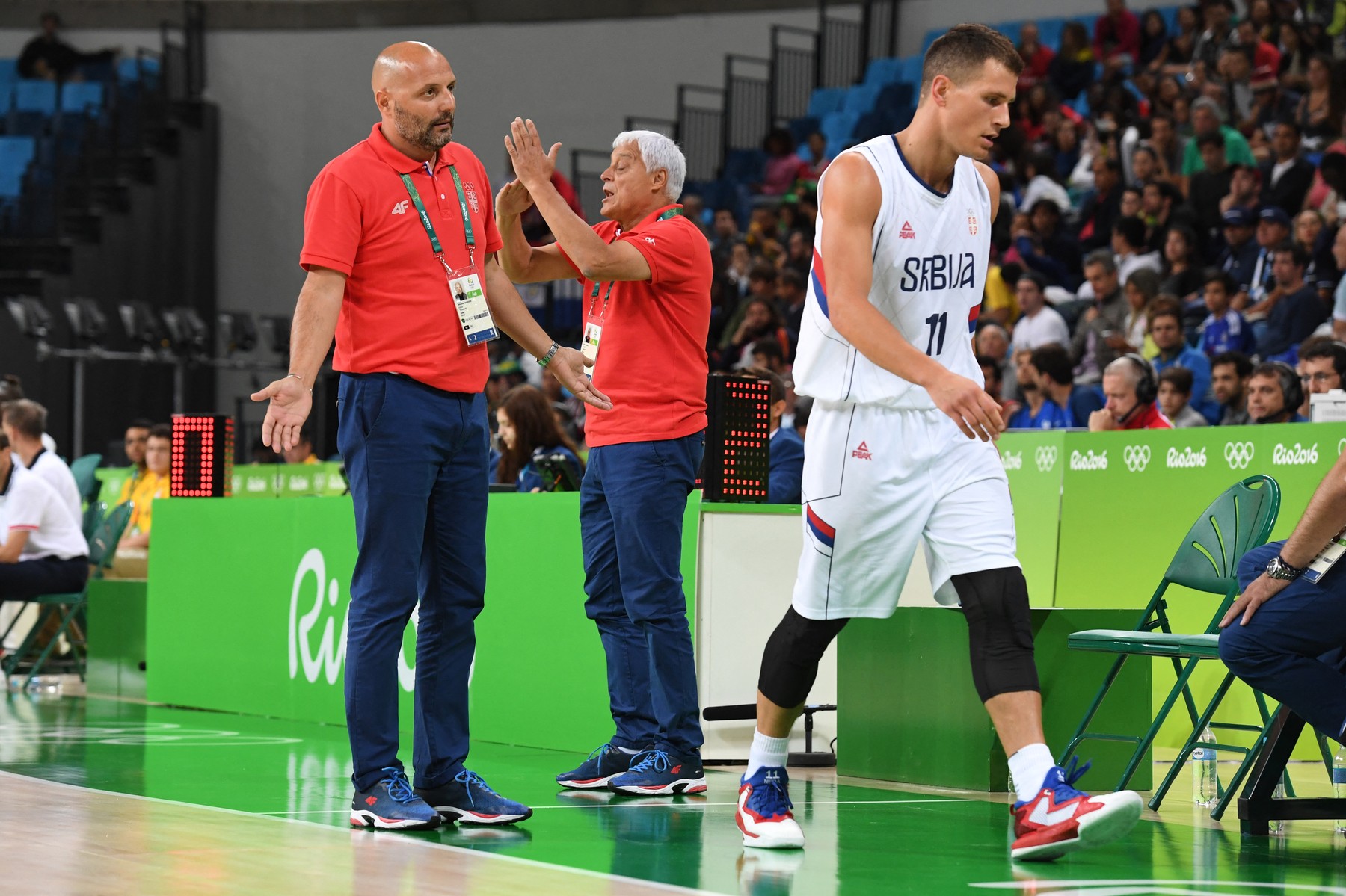 Serbia's head coach Aleksandar Djordjevic (L) and Serbia's assistant coach Mir