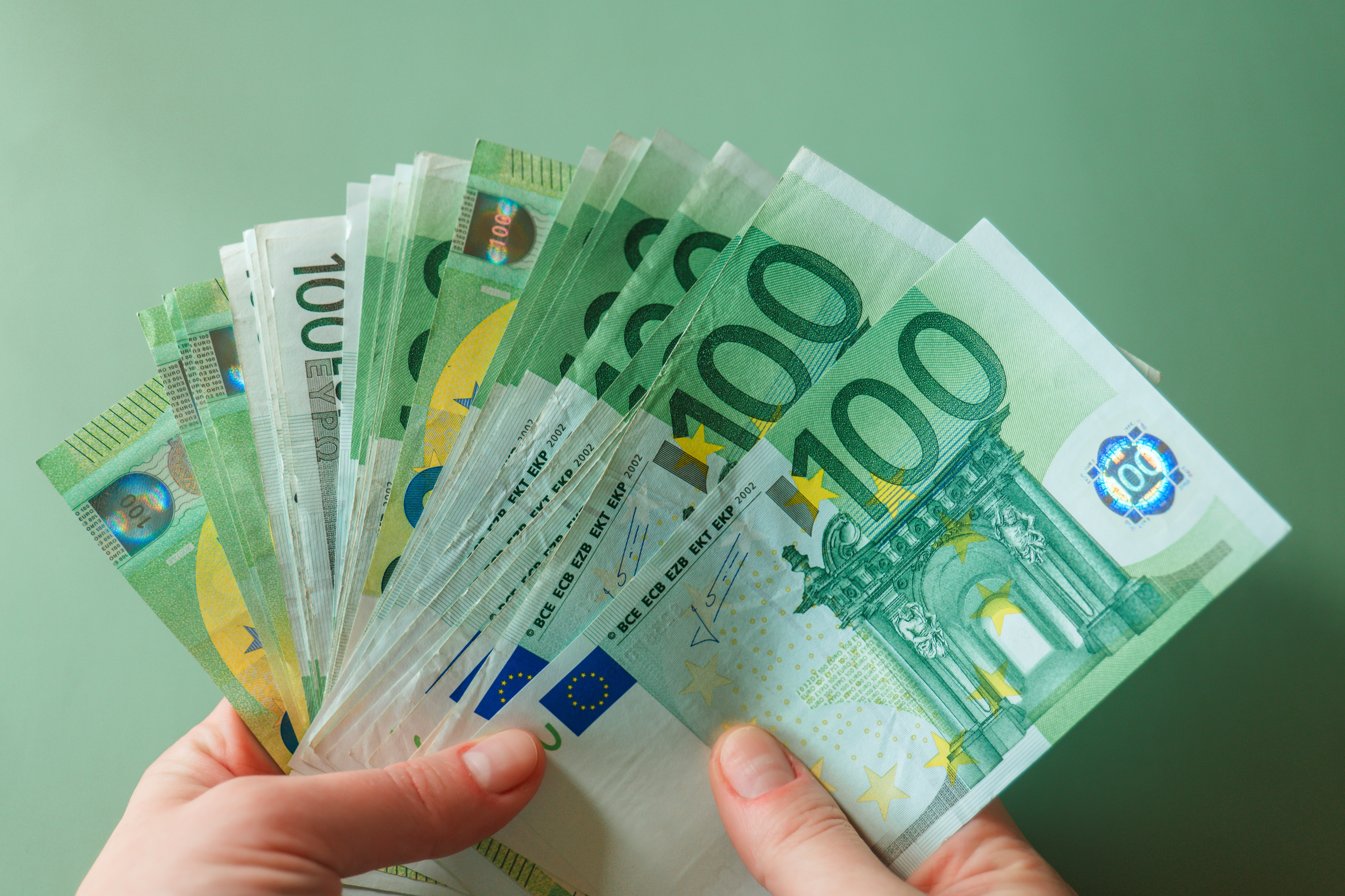 evri evro euri euro novac pare shutterstock_2364886643.jpg