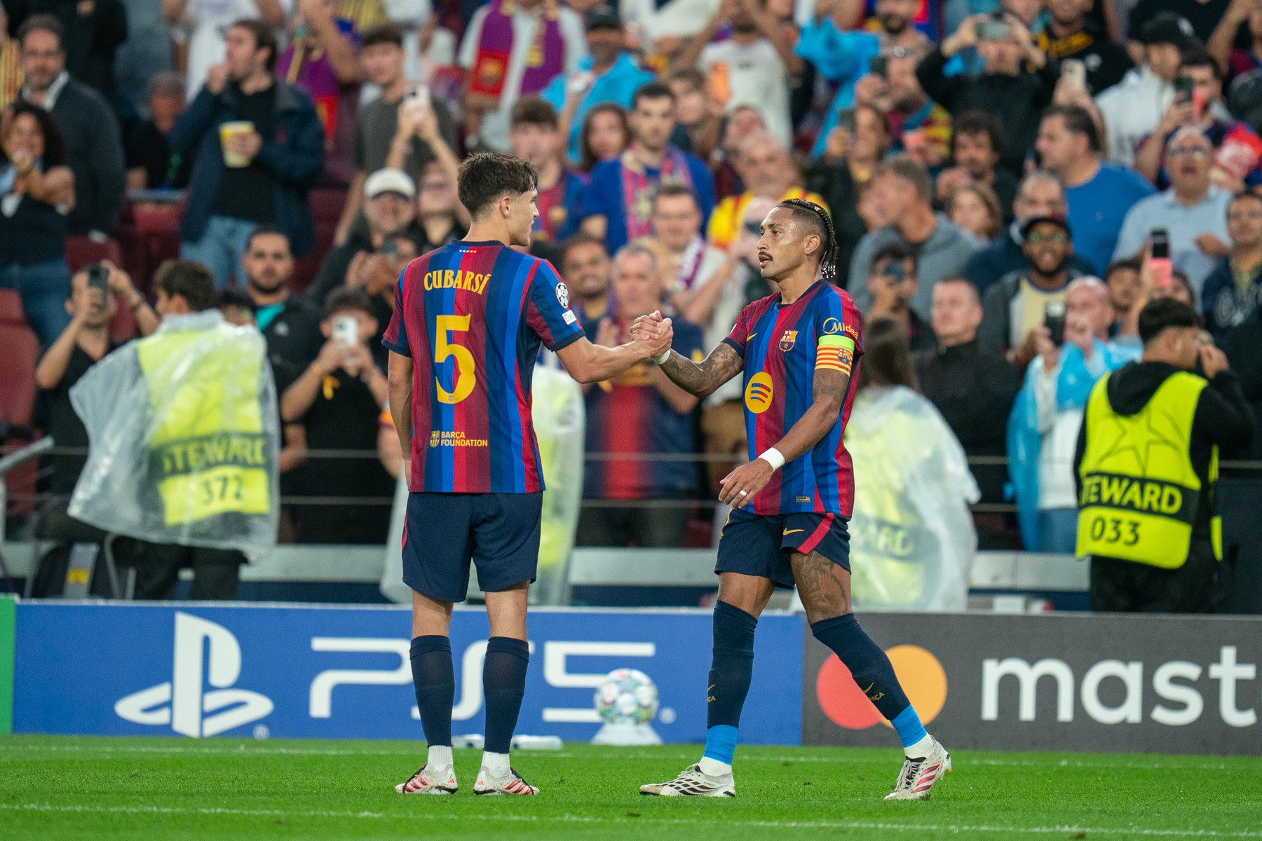 BARCELONA, Sept. 10, 2026  -- FC Barcelona's Raphinha (R) celebrates his