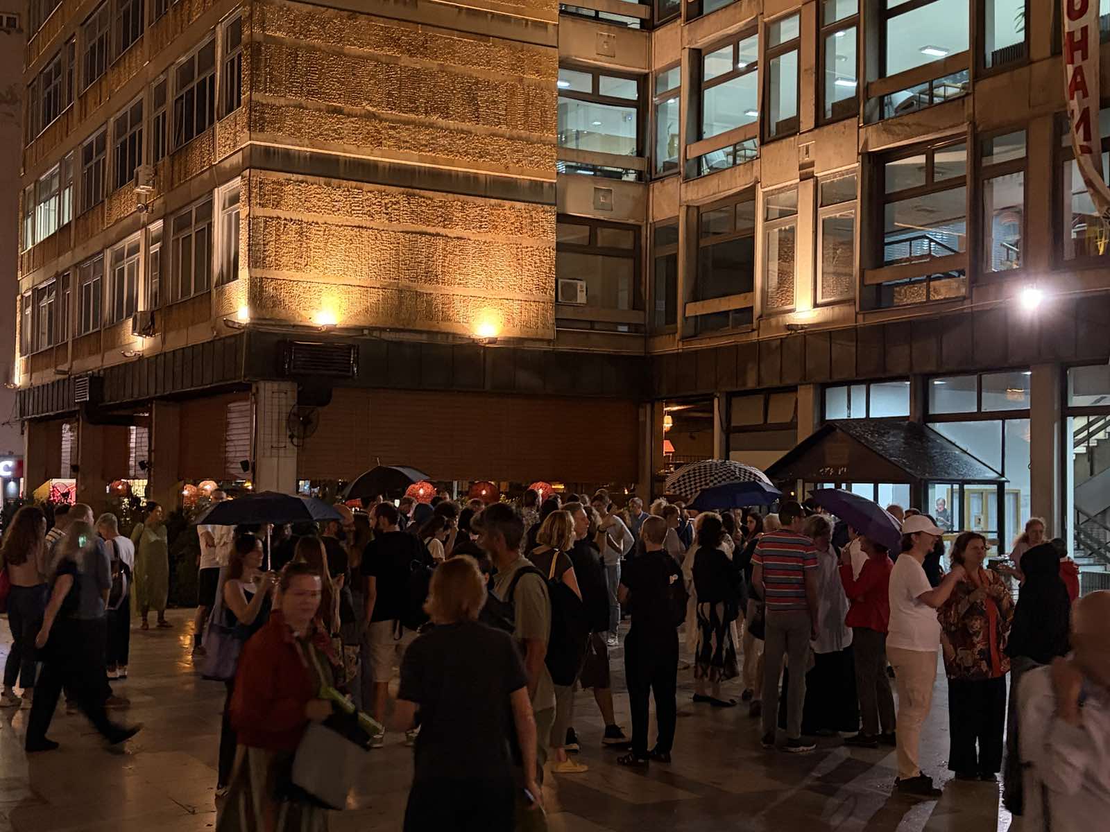 okupljanje povodom današnjeg  fizičkog napada na Dekana Sinanija na Platou u 19h