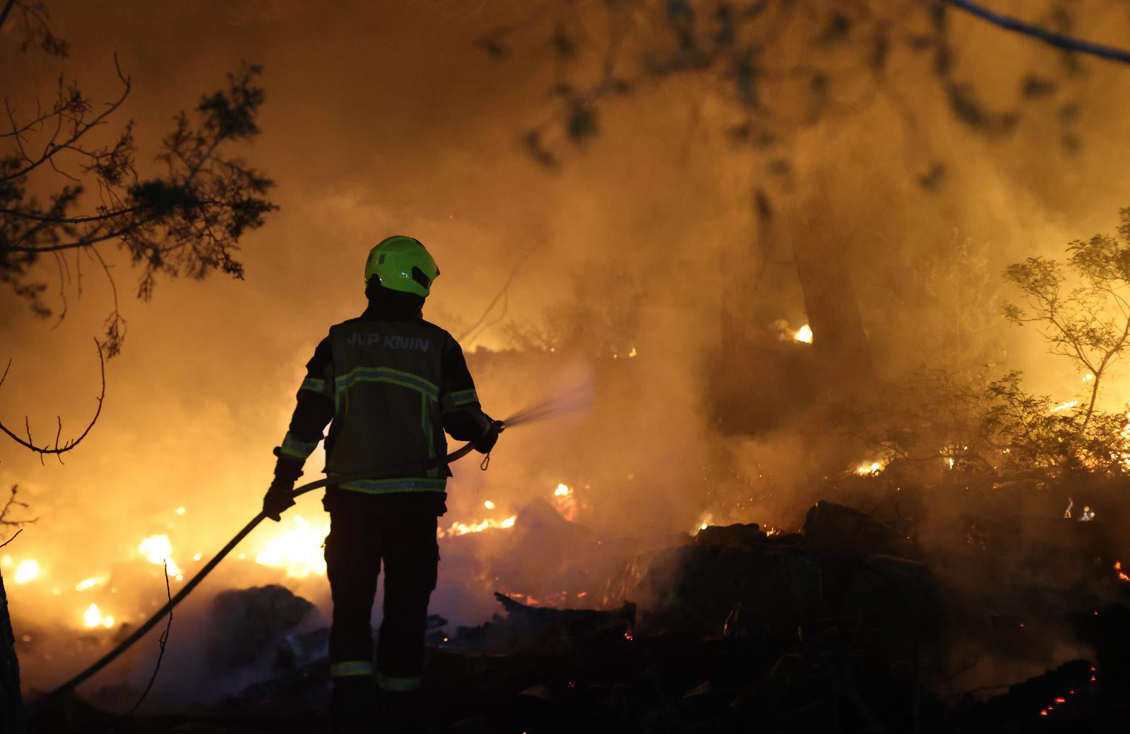 13.09.2026.,Milna- Iza gasitelja na Bracu jos jedna neprospavana noc puna dima i vatre. Photo: Ivo Cagalj/PIXSELL