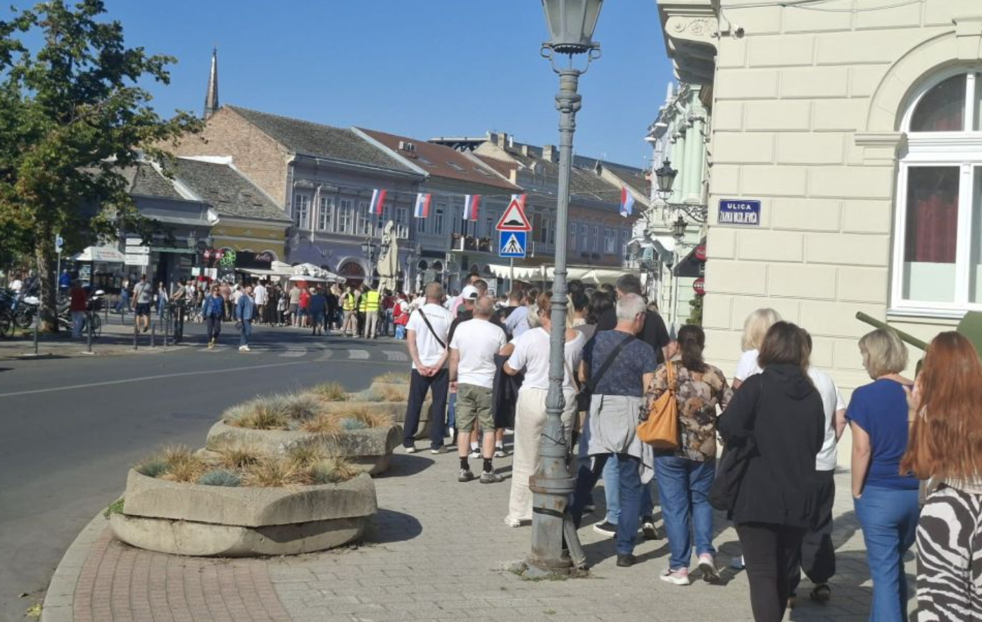 Redovi građana u Novom Sadu za potpis studentskoj listi Screenshot 2026-09-13 214557.png