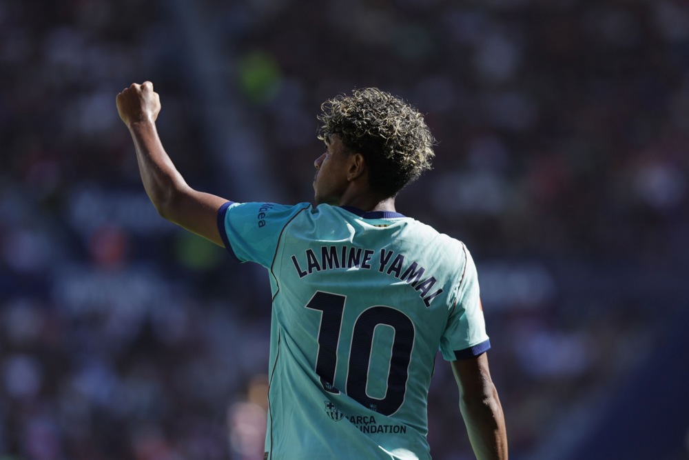 epa13236687 FC Barcelona's Lamine Yamal celebrates after scoring the 0-2 goal