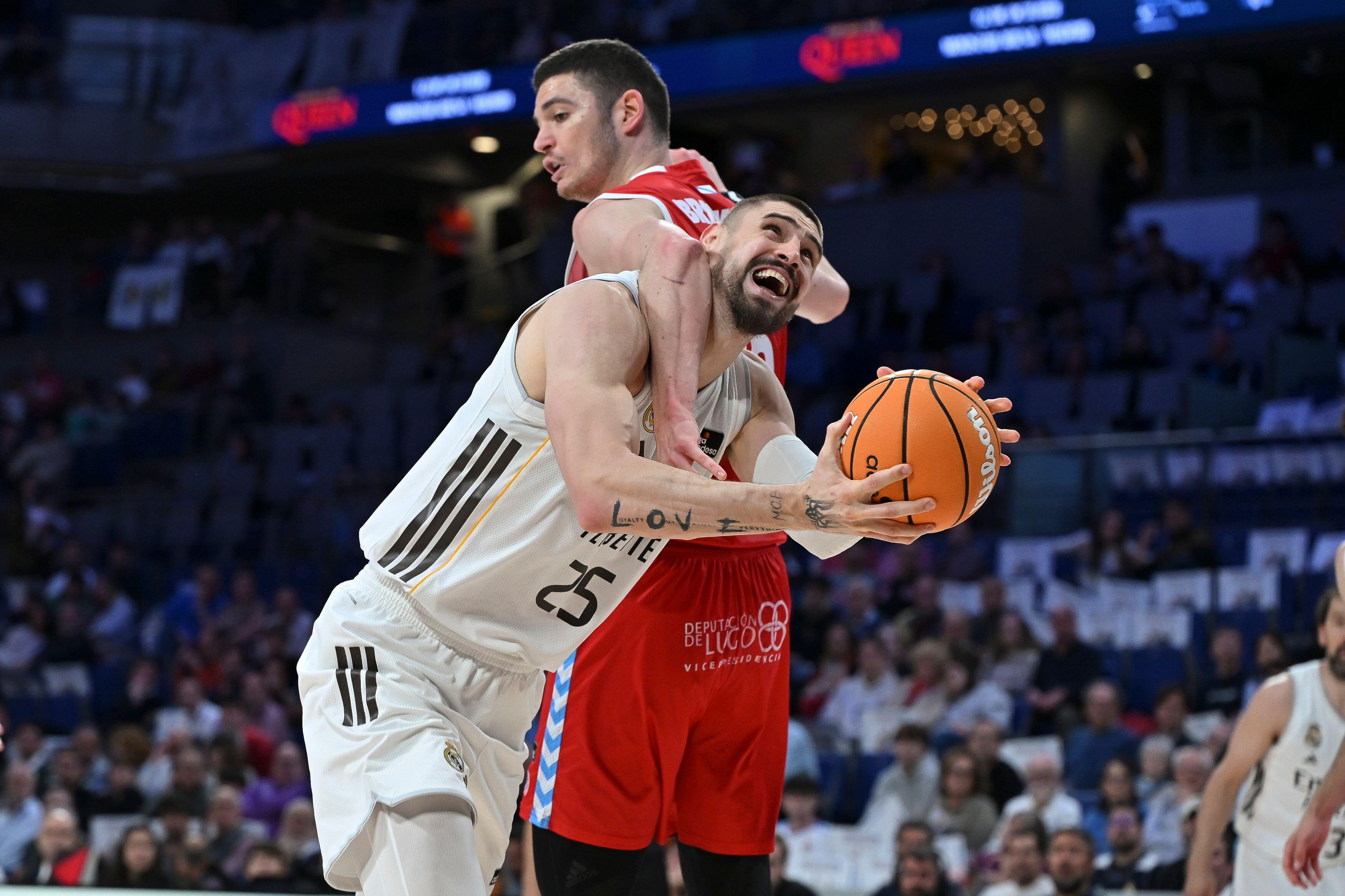Alex Len of Real Madrid in action