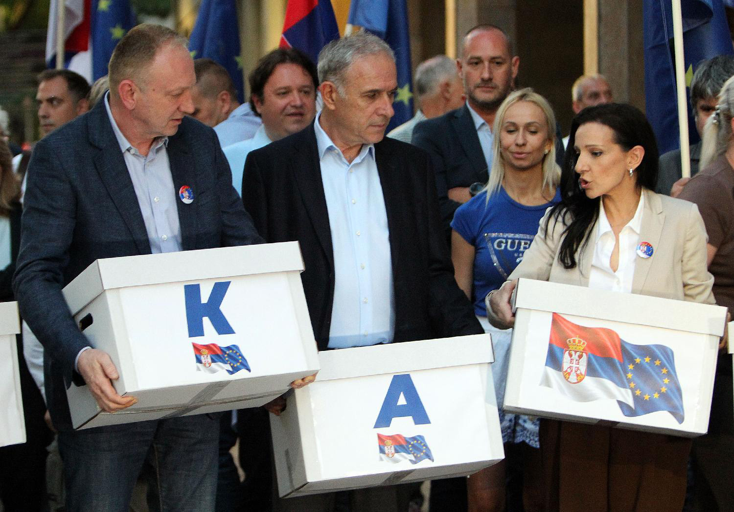 Mesto: BeogradDatum: Sat Sep 19 21:19:30 CEST 2026Dogadjaj: POLITIKA - Predstavnici koalicije „Evropska Srbija“ predali potpise Republičkoj izbornoj komisiji.Fotoreporter: Aleksandar BardaLičnosti: Dragan Đilas,Marinika Tepić, Zdravko PonošIzvor: FoNet