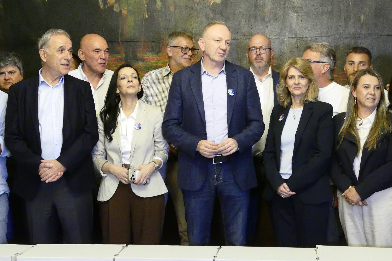 Mesto: BeogradDatum: Sat Sep 19 21:24:12 CEST 2026Dogadjaj: POLITIKA - Predstavnici koalicije „Evropska Srbija“ predali potpise Republičkoj izbornoj komisiji.Fotoreporter: Zoran DrekalovićIzvor: FoNet