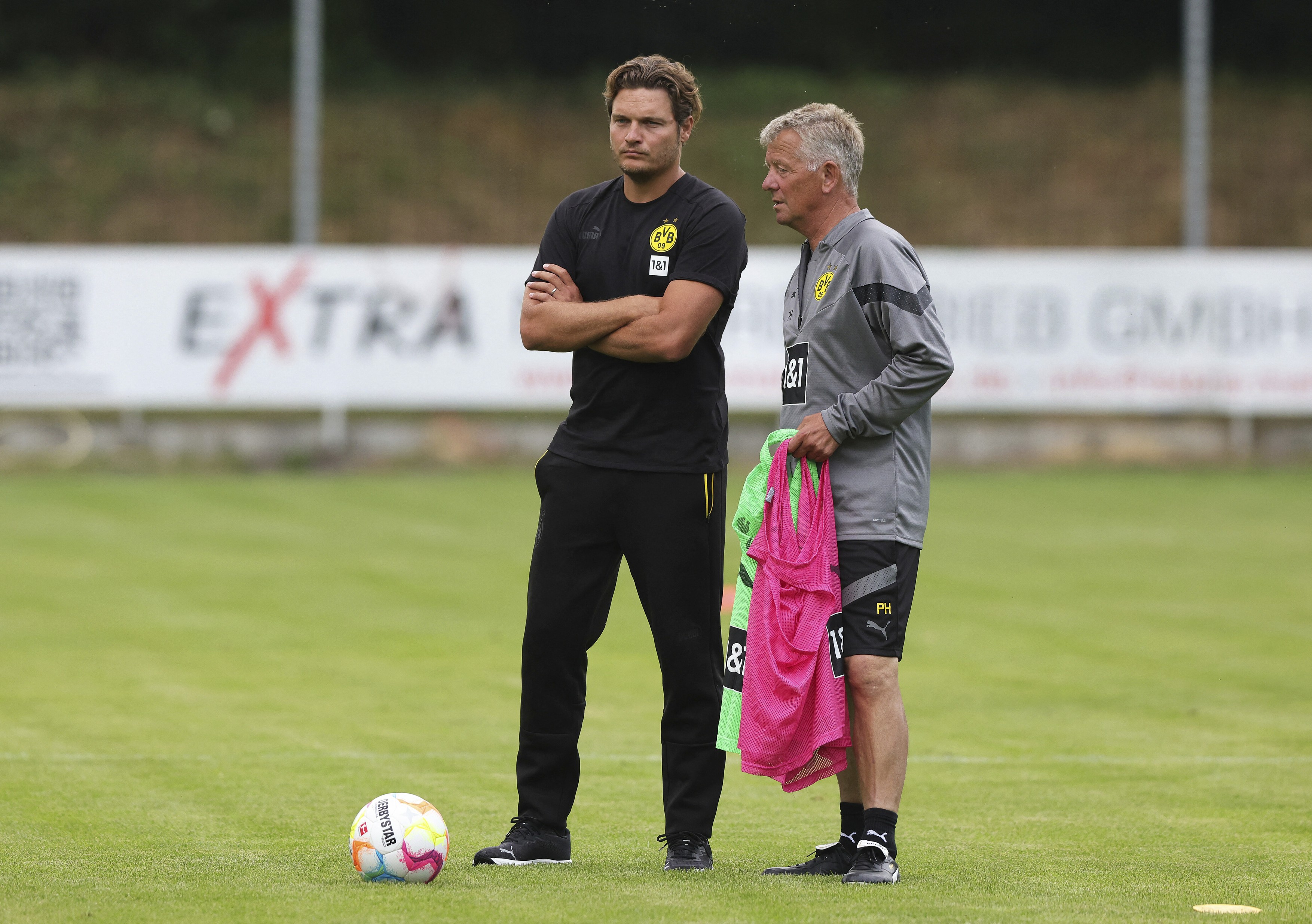 Edin Terzić i Peter Herman u razgovoru kao članovi Borusije Dortmund