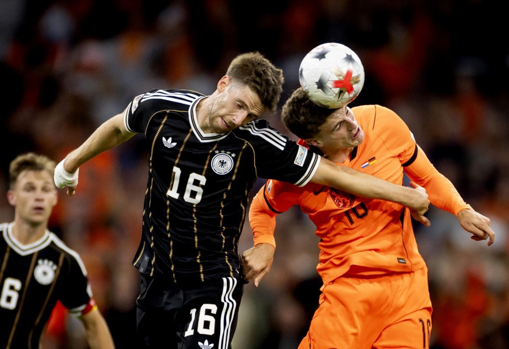 epa13261462 Anton Stach (L) of Germany and Guus Til of the Netherlands