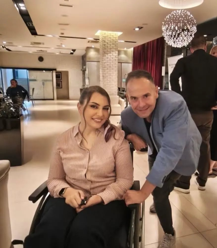 U prostoru Teatra "Vuk“ u Beogradu, a u organizaciji Udruženja „Hančani u Beogradu“, u subotu uveče održano je posebno umetničko veče koje je na jednom mestu okupilo poeziju, književnost, glumu, muziku i slikarstvo. Program pod nazivom „Između slike i sti
