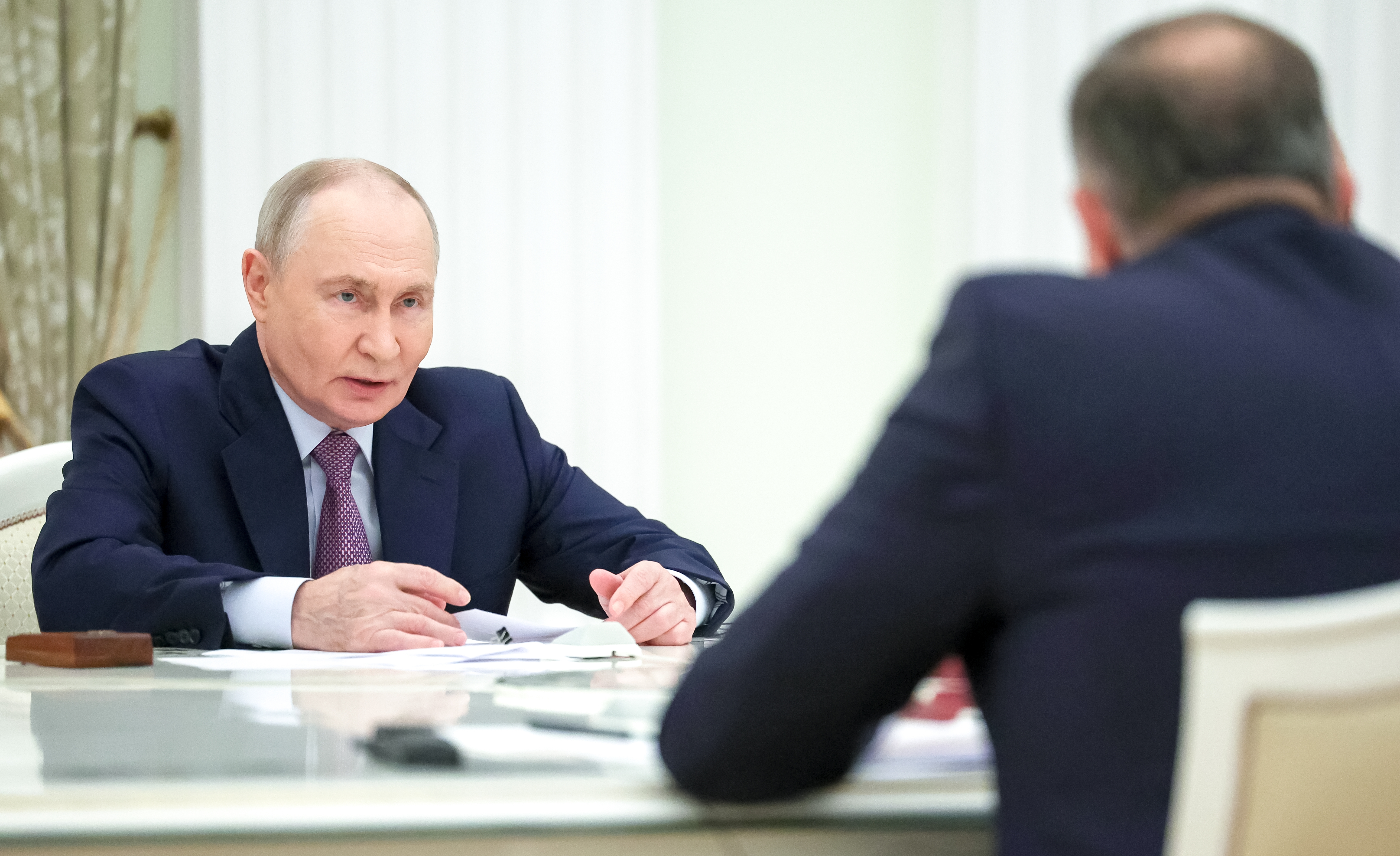 epa13271036 Russian President Vladimir Putin (L) attends a meeting with P