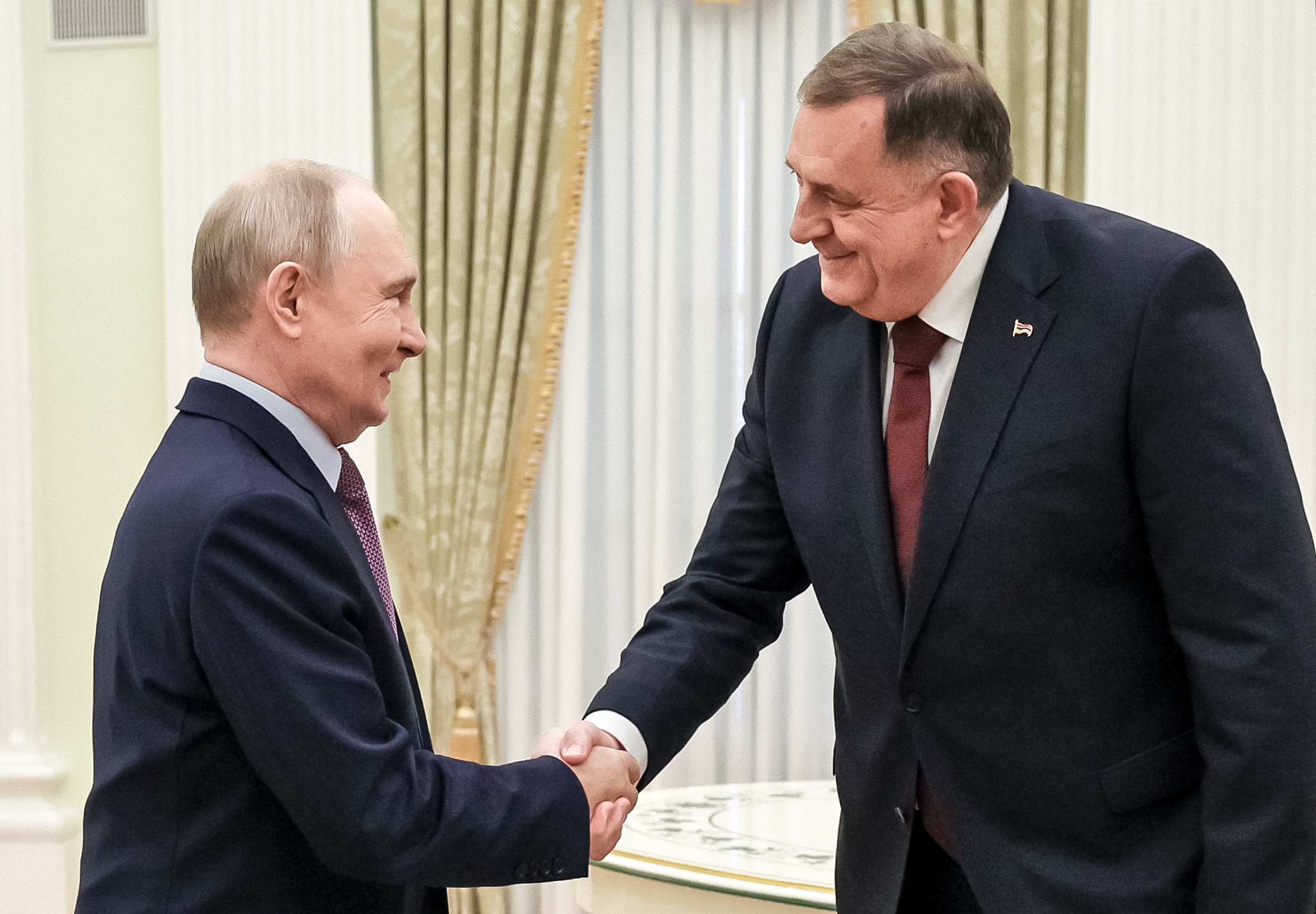 epa13271025 Russian President Vladimir Putin (L) shakes hands with the leader of Republika Srpska's Alliance of Independent Social Democrats party Milorad Dodik during
