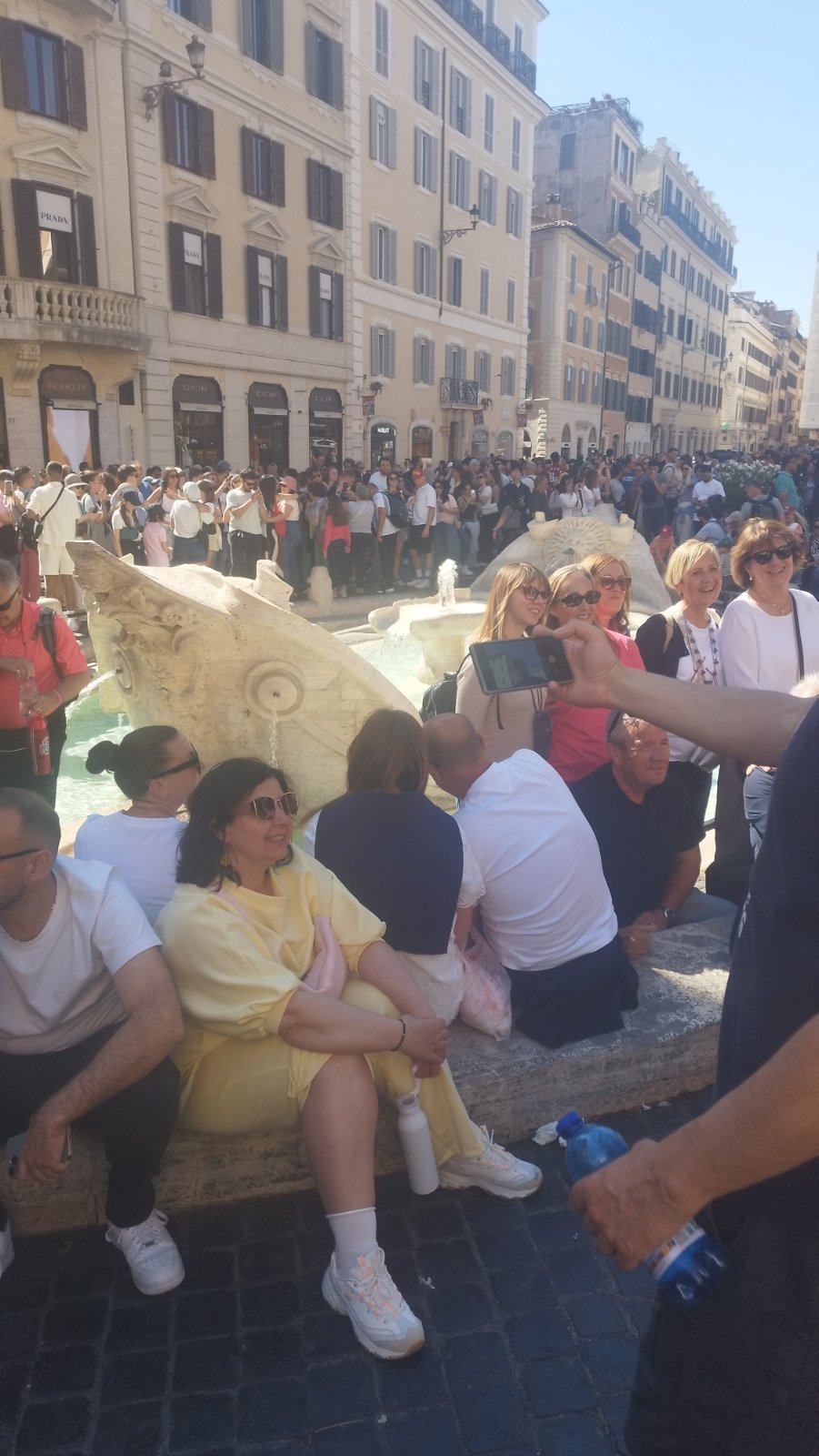 Turisti pored čuvene fontane Barcaccia.jpg, Čuvari večnog sjaja: Kako Sovrintendenza Capitolina sa ljubavlju i vizijom brine o venama Večnog Grada