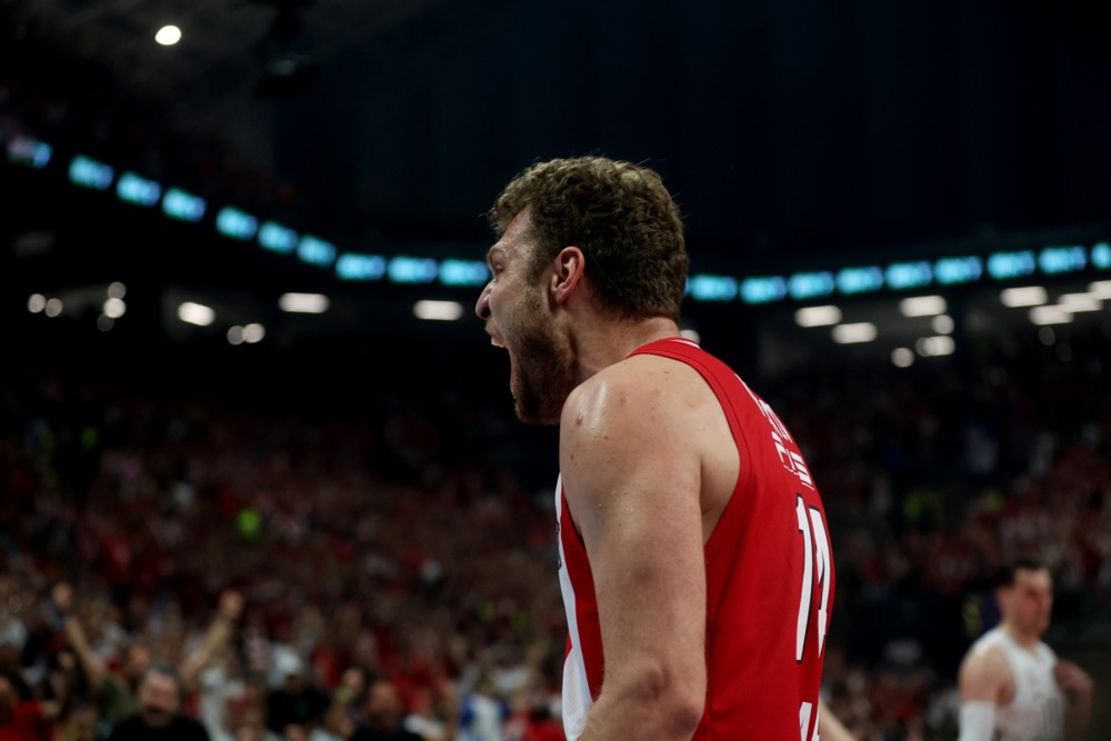 epa12991284 Sasha Vezenkov of Olympiacos reacts during the Euroleague Basketball Final Four tournament finals match between Olympiacos Piraeus and Real Madrid, in Athens, Greece, 24 May 2026.  EPA/GEORGIA PANAGOPOULOU