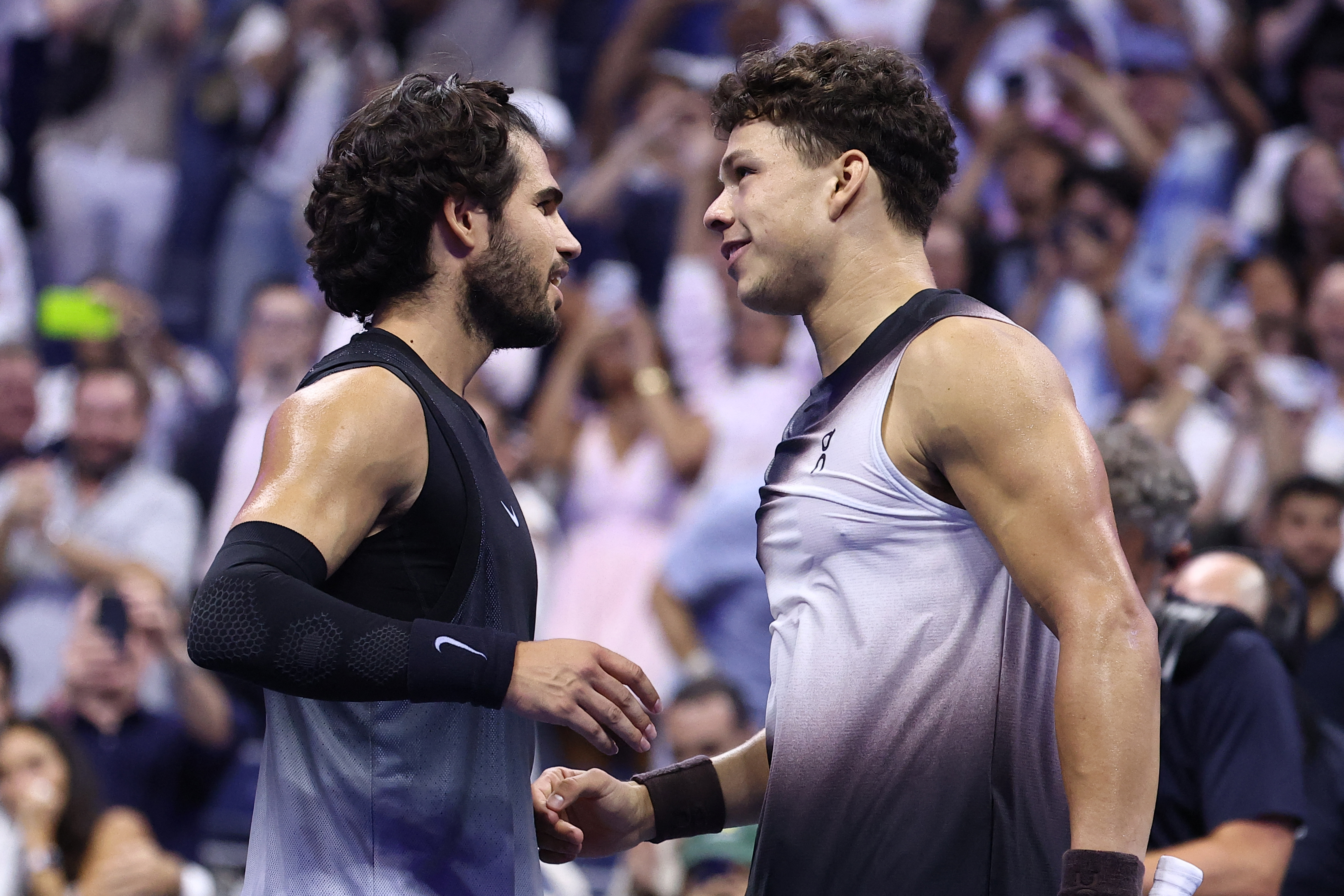 USA's Ben Shelton (R) shakes hands with Spain's Carlos Alcaraz