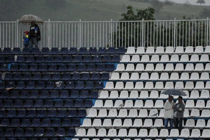 Prazan stadion, bez publike, fudbal