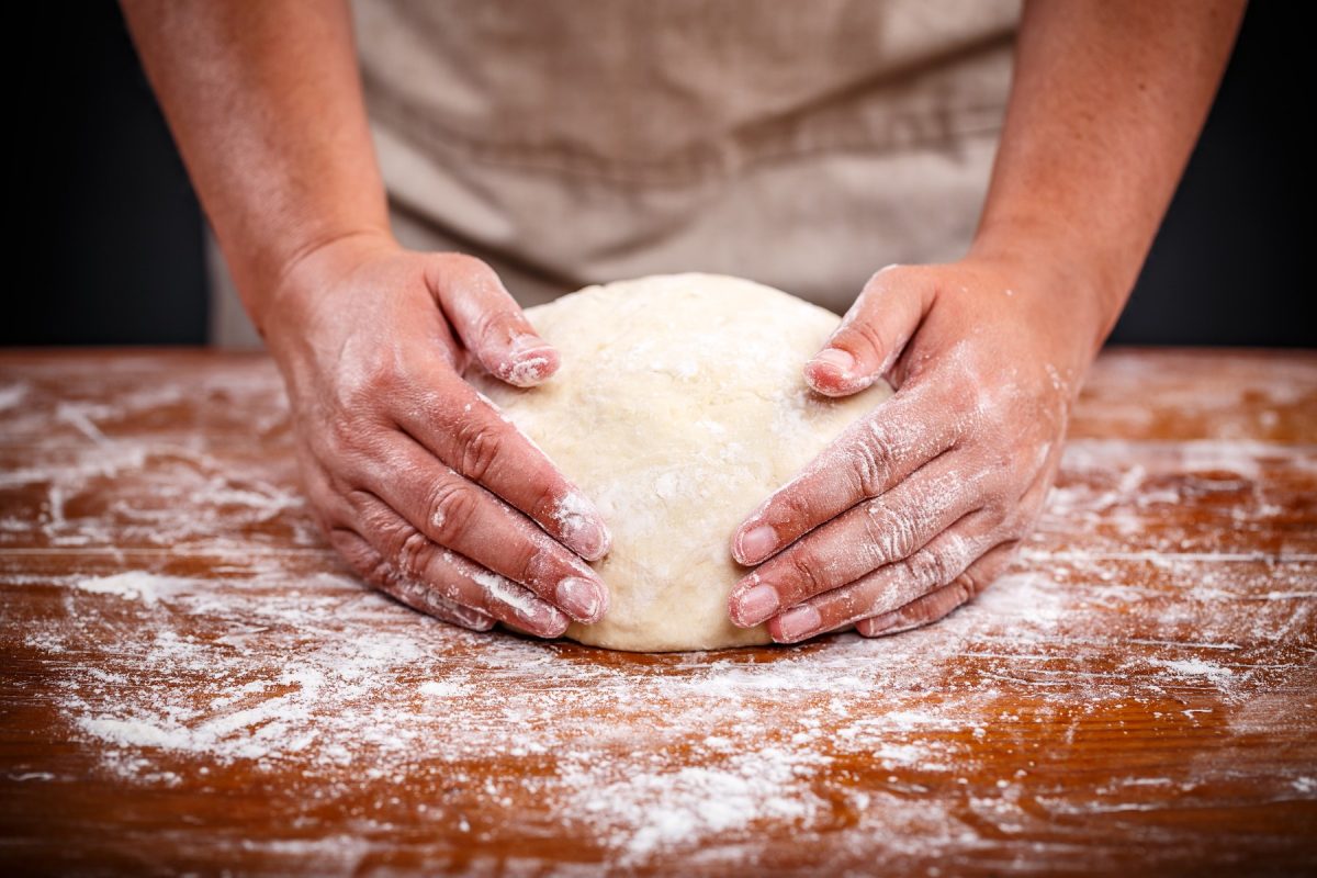 Месить тесто ремесленный хлеб