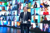 Aleksandar Vučić okružen televizorima