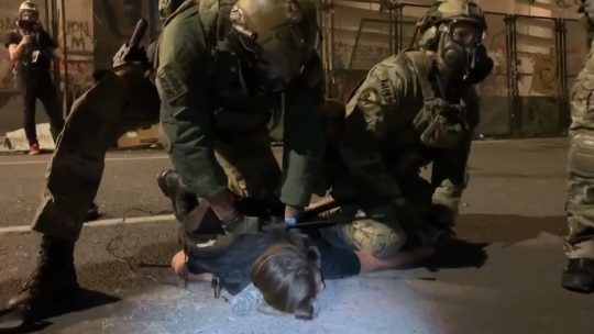 'Ne mogu da dišem': Savezni agent kolenom pritisnuo demonstrantkinju