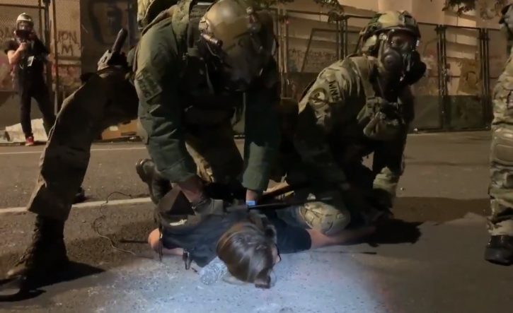 'Ne mogu da dišem': Savezni agent kolenom pritisnuo demonstrantkinju