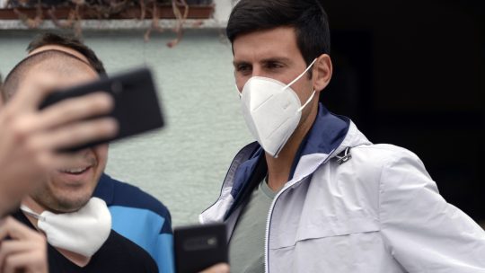 Novak Djokovic sa zastitnom maskom tokom posete Bosni