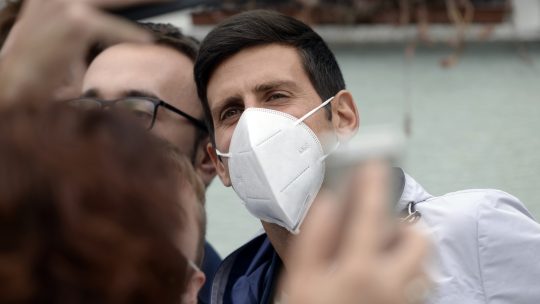 Novak Djokovic sa zastitnom maskom tokom posete Bosni