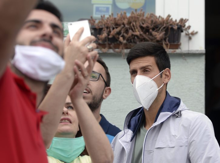 Novak Djokovic sa zastitnom maskom tokom posete Bosni