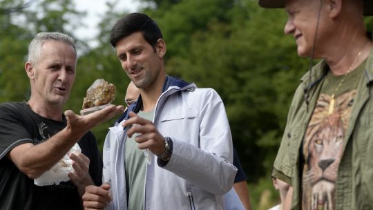 Novak Djokovic dobija suvenir na poklon