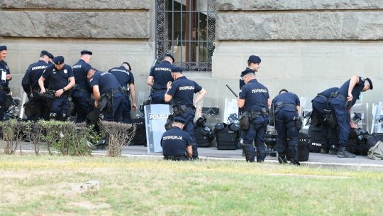 Policija odmara iza Skupstine pre pocetka protesta