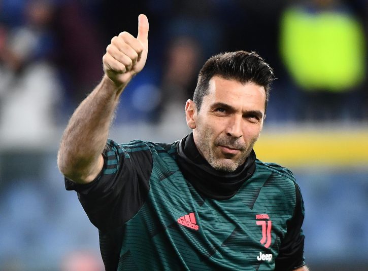 Đanluiđi Bufon pozdravlja publiku posle utakmice Juventusa