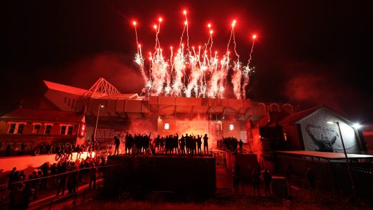 Navijači Liverpula ispred stadiona Enfild proslavljaju šampionsku titulu Liverpula