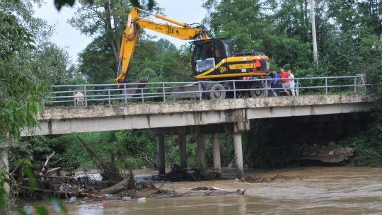 Most na Zapadnoj Moravi oštećen zbog nagomilanog smeća