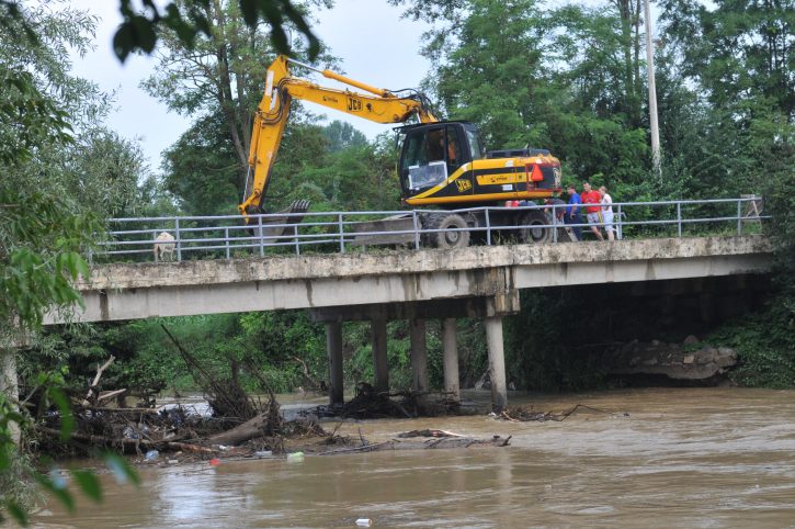 Most na Zapadnoj Moravi oštećen zbog nagomilanog smeća