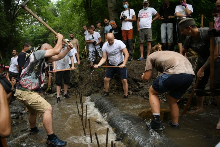 Otkopavanje cevi u selu Rakita