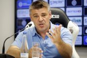 Savo Milošević objašnjava na konferenciji za novinare situaciju u ekipi Partizana