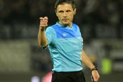 Milorad Mažić, najbolji srpski fudbalski sudija, donosi odluku na terenu