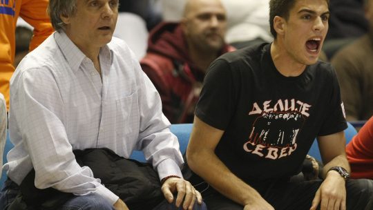 Dušan I Vujadin Savić navijaju tokom košarkaške utakmice Crvene zvezde