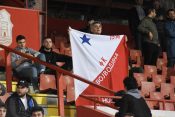 Navijač Vojvodine drži zastavu na stadionu "Karađorđe" u Novom Sadu